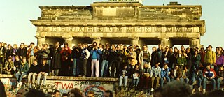 在圍牆上：1989年11月10日，柏林，布蘭登堡門