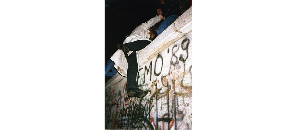 在圍牆上：1989年11月10日柏林布蘭登堡門