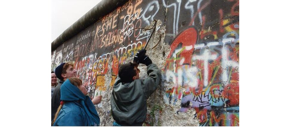 "Mauerspecht" ("Wall Woodpecker"), Berlin, November 1989, between Reichstag and Potsdamer Platz