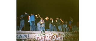 Avec des étincelles sur le mur de Berlin : Porte de Brandebourg le 10 novembre 1989