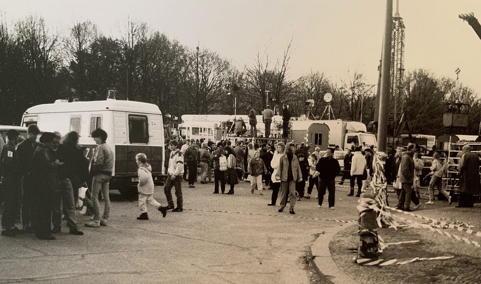 Στη Δυτική πλευρά του Βερολίνου, ξένα συνεργεία και περαστικοί έχουν συγκεντρωθεί ακριβώς απέναντι από την Πύλη του Βρανδεμβούργου.