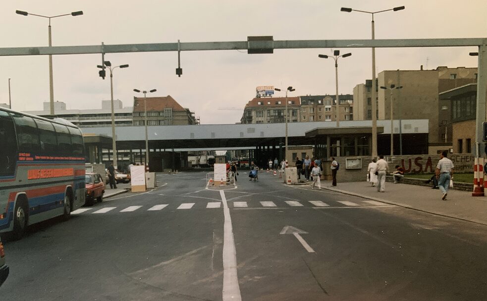 Το Check Point Charlie λίγες μέρες μετά το άνοιγμα του Τείχους και πριν μετατραπεί σε τουριστική ατραξιόν.