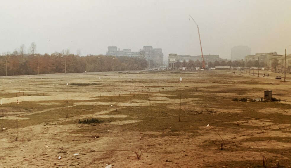 Η «νεκρή ζώνη» που χώριζε τις δύο μεριές της πόλης. Σήμερα στο μεγαλύτερο μέρος της καταλαμβάνεται από σύγχρονα, πολυώροφα κτίρια.