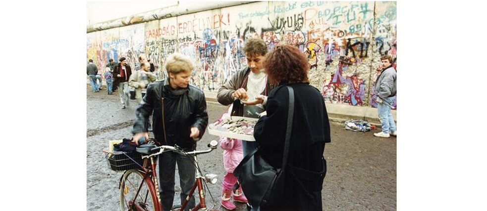 Prodávání kousků zdi, fotografie vznikla mezi 15. listopadem 1989 und 15. lednem 1990 v Berlíně, v blízkosti Braniborské brány