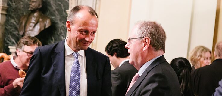 Friedrich Merz und Peer Steinbrück beim Empfang nach dem Konzert mit Bier und Brezeln, auf Einladung vom Bundespräsidenten.