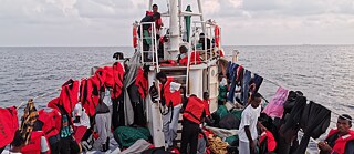 Refugiados rescatados frente a la costa de Libia en el barco de salvamento Eleonore.