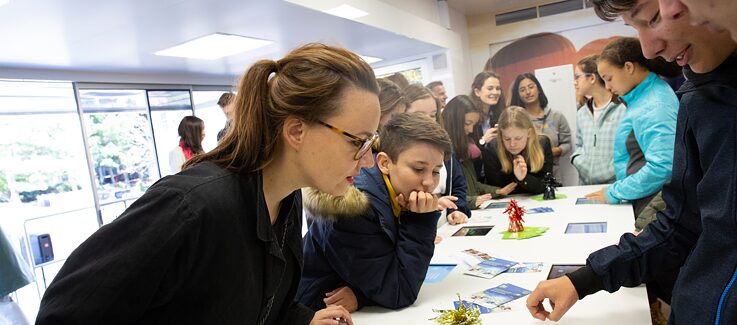 Kinder der Deutschen Schule in Boston testen Ihr Wissen mit Staatsministerin Michelle Müntefering.