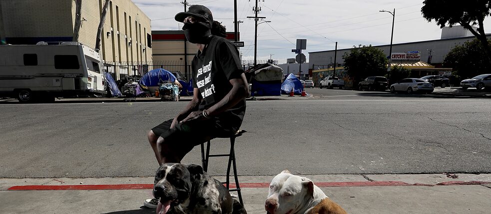 Crushow Herring lebt in der Skid Row. Sein Alter Ego heißt ShowzArt. Unter diesem Pseudonym ist er als Künstler tätig und macht auch bei der Pop-Up-Gallery-Show We Rise mit. (Luis Sinco/Los Angeles Times)