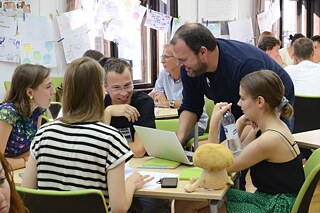 Seminarleiter Markus Rebitschek (Mi. li.) und Wolfgang Sieberth (Mi. re.)