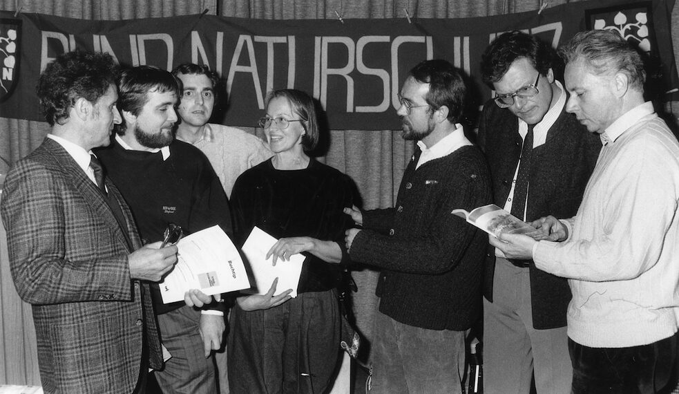 フーベルト・ヴァイガーは初めから関わっていた。1989年12月9日、東西ドイツから400名の自然保護活動家がオーバーフランケン地方のホーフに集まった。そこで緑の回廊の保全活動が生まれた。（左からヴァルター・ヒーケル、カイ・フローベル、ヴェルナー・ヴェストフース、ナンネ・ヴィーナンツ、ウード・ベンカー＝ヴィーナンツ、フーベルト・ヴァイガー、ライナー・ハウプト）
