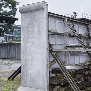 Eine Kopie der Berliner Mauer am Filmset im Filmpark Babelsberg