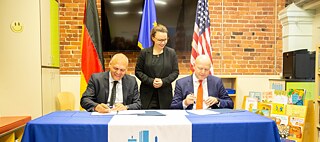 Goethe-Institut Secretary General Johannes Ebert and German International School Boston Board President Dr. Stefan G. Tullius sign a Memorandum of Unterstanding as German Minister of State Michelle Müntefering looks on.