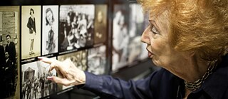 Die Holocaust-Überlebende Irene Klass betrachtet ihr Foto als junges Mädchen vor dem Zweiten Weltkrieg.