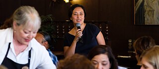 Institutsleiterin Lien Heidenreich-Seleme begrüßt die Gäste der Sneak Preview in Los Angeles