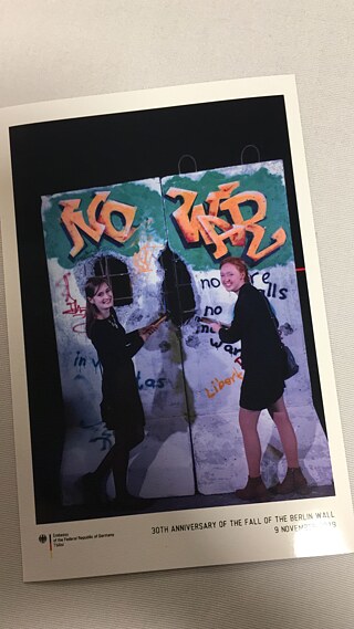 Petra und ich vor der "Mauer"