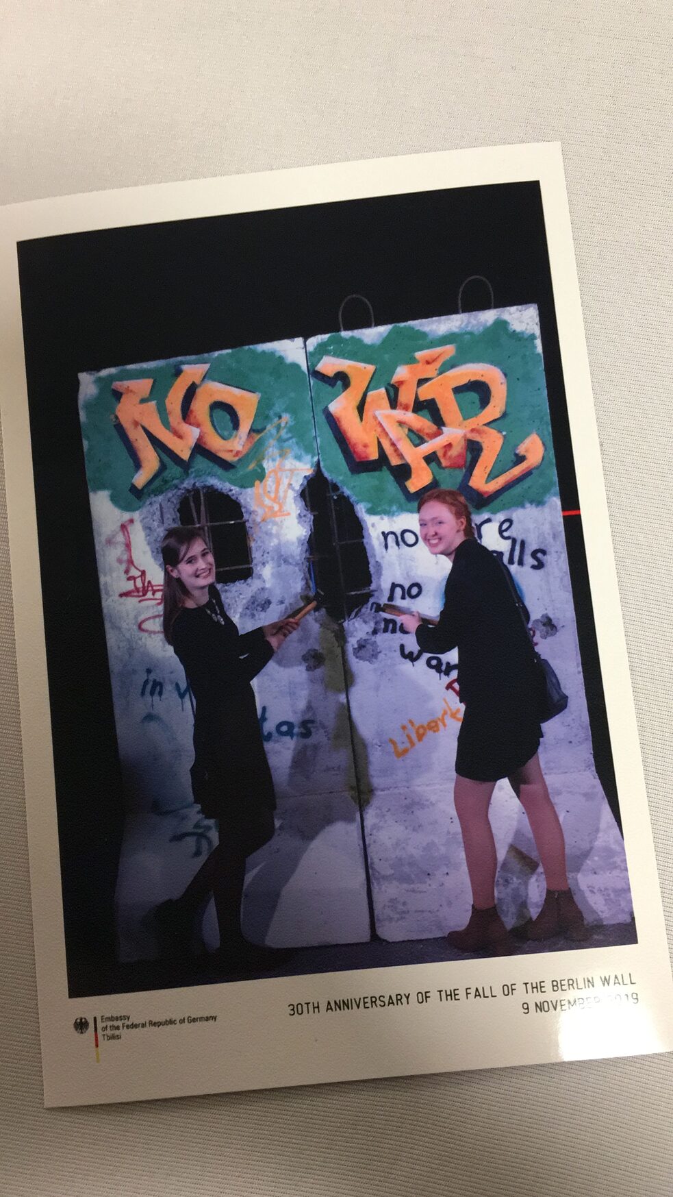 Petra und ich vor der "Mauer"