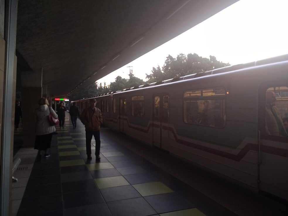 Die Metro in Tiflis fährt am Rand der Stadt überirdisch.