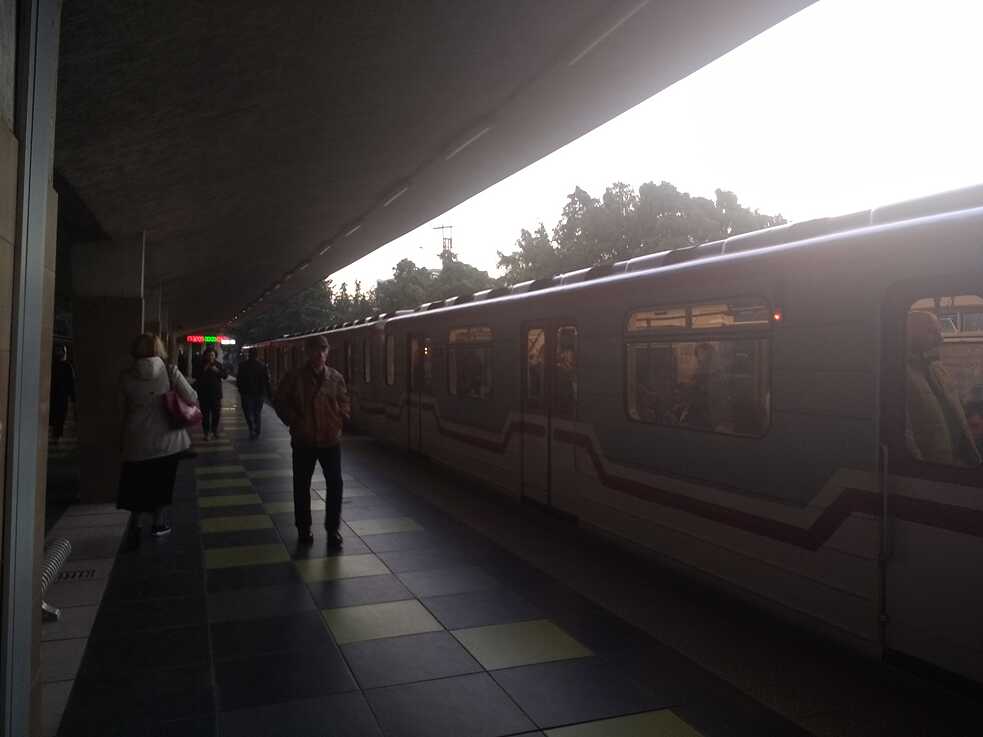 Die Metro in Tiflis fährt am Rand der Stadt überirdisch.