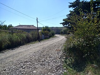 Auf dieser Schotterpiste muss man schon mal länger auf ein Verkehrsmittel warten