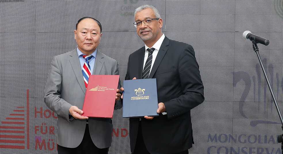 Übergabe des Kooperationsvertrags zwischen dem Staatlichen Konservatorium der Mongolei und der Hochschule für Musik und Theater München 