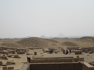 Am Horizont erkennt man weitere Pyramiden