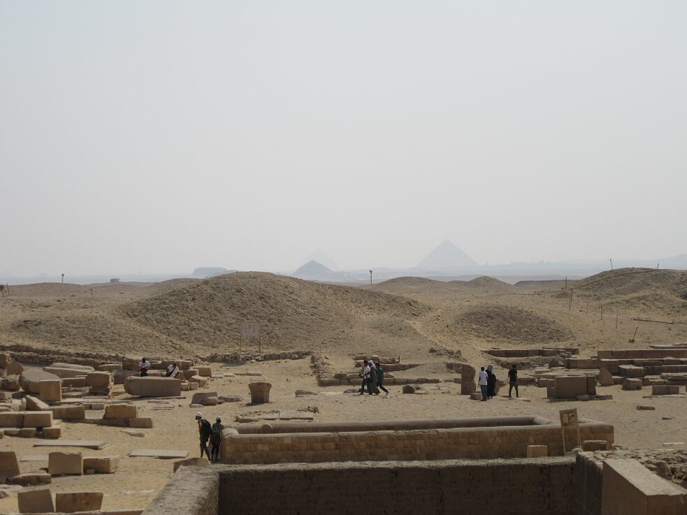 Am Horizont erkennt man weitere Pyramiden