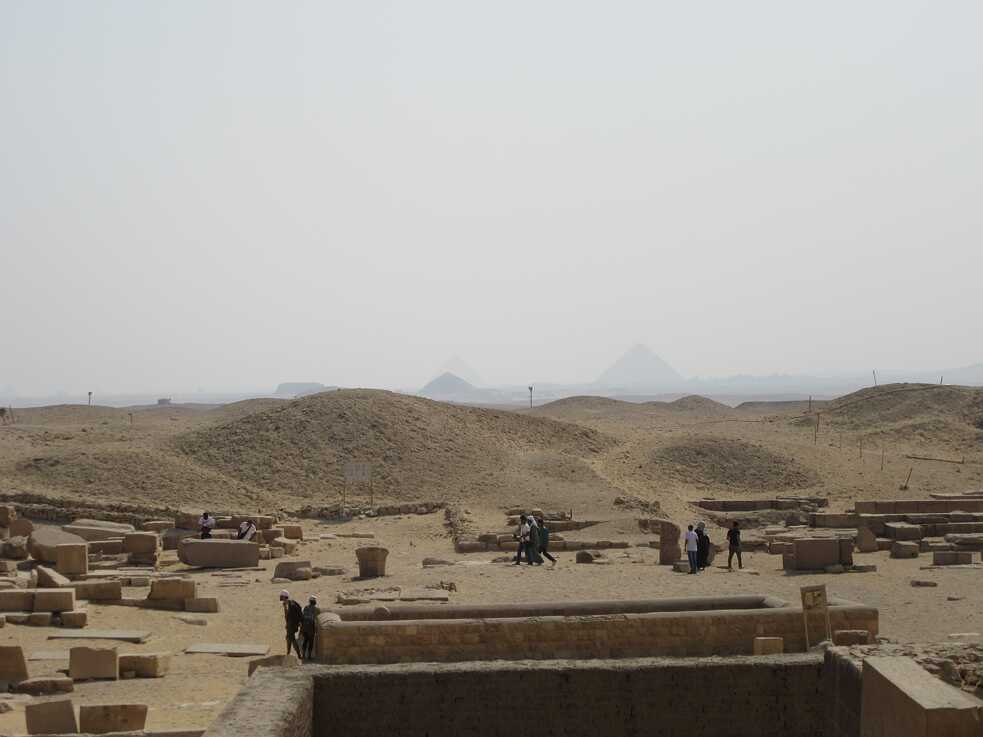 Am Horizont erkennt man weitere Pyramiden