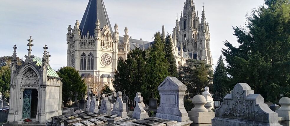 <b> Der Brüsseler "Père Lachaise": der Friedhof von Laken (Brüssel, Belgien) </b><br><br>Häufig wird der Friedhof von Laken als Brüsseler „Père Lachaise“ bezeichnet. Und das zurecht: die Notre-Dame von Laken und andere beeindruckende Bauwerke sowie seine lange Geschichte lassen den großen Brüsseler Friedhof beinahe wie ein Museum erscheinen. Gleichzeitig ist er der älteste noch betriebene Friedhof der ganzen Region. Viele relevante Persönlichkeiten, die die belgische Geschichte prägten, wurden hier begraben. Auch der letzte Bürgermeister von Laken, Émile Bockstael, fand hier seine letzte Ruhe.