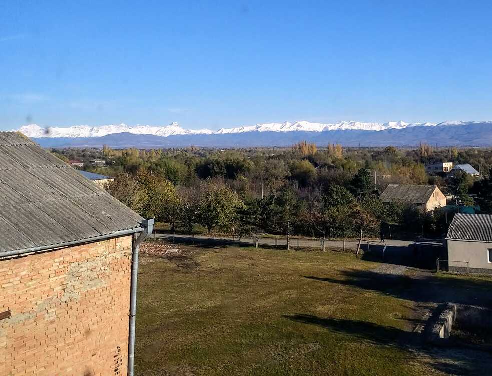 Blick auf die schneebedeckten Berge