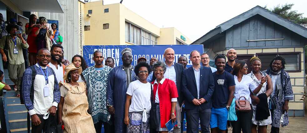 Secretary-General Johannes Ebert (centre) with institute director Fabian Mühlthaler (right, next to him) and the curators and participants of “The Burden of Memory”