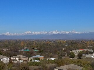Unten Achaldaba, oben die Berge