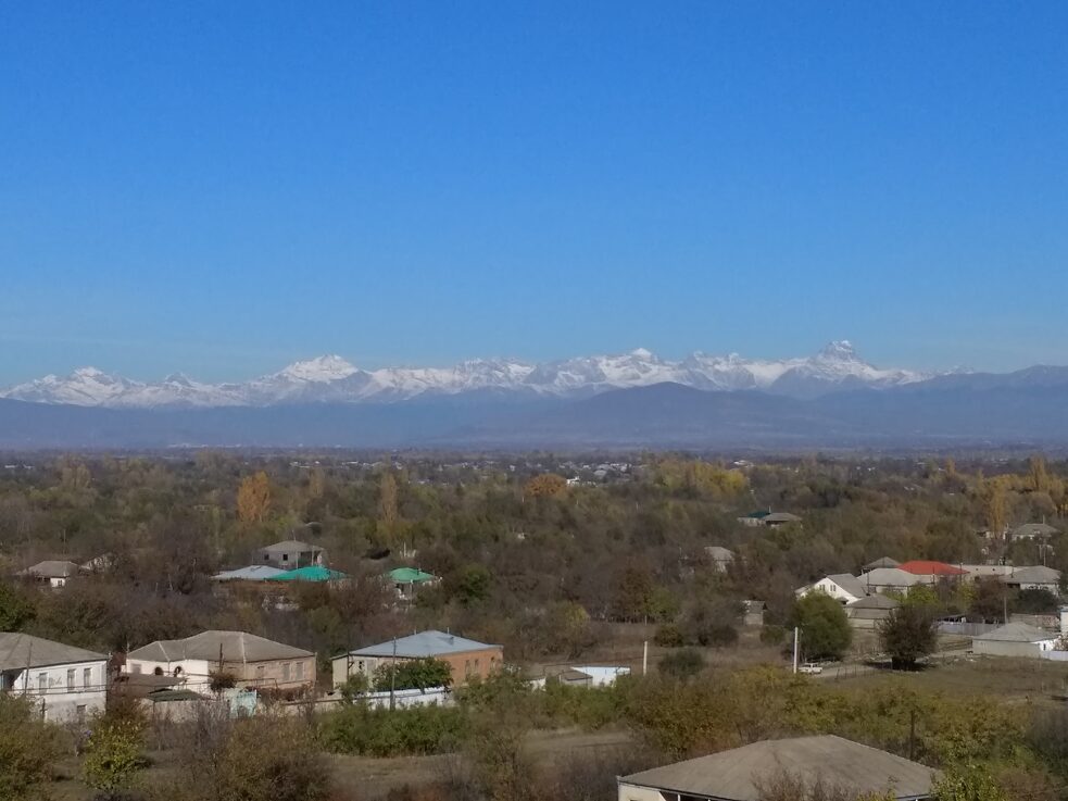 Unten Achaldaba, oben die Berge