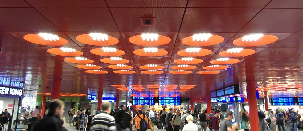 Vorhalle des Prager Hauptbahnhofs von Alena Šrámková.