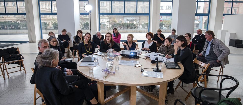 Teilnehmmer*innen an dem Symposium Modern Woman / Architect in der Nationalgalerie Prag.