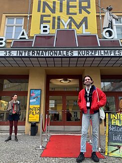 Edoardo Brunetti steht vor dem Babylon-Kino in Berlin.