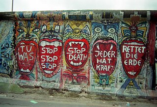 Das gefundene Segment der Berliner Mauer in seiner ursprünglichen Position im Februar 1990