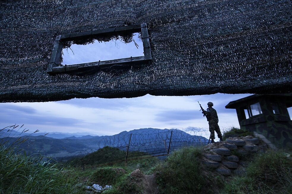 Im Kreis Yanggu in der Gangwon-Provinz wacht ein Soldat über den Zaun der Südlichen Grenzlinie (SLL) der DMZ