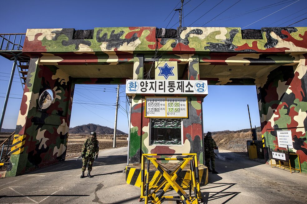Ein Checkpoint an der Zivilen Kontrolllinie (CCL) im Kreis Cheorwon, Gangwon-Provinz. 