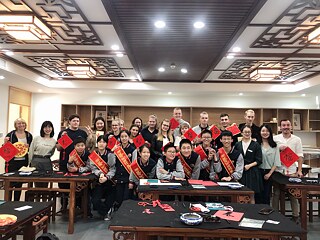 Stolz präsentieren die Schüler*innen die fertigen Glücksbringer