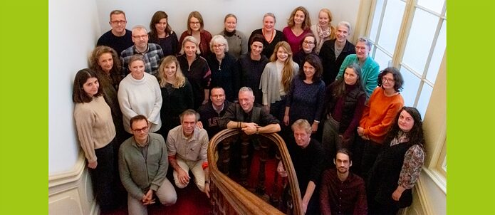 Groepsfoto van medewerkers van het Goethe-Institut Nederland in het trappenhuis