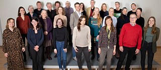 Groepsfoto van medewerkers van het Goethe-Institut Nederland in het trappenhuis