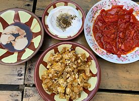 Lunch bei Ezwitti: Galajet Pandora, Mufarraka, Labaneh und Tahine mit Dibs Rumman (Sesamsoße mit Granatapfelsirup)