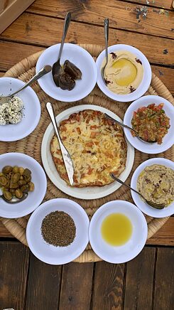 Traditionelles jordanisches Frühstück im „El Housh“