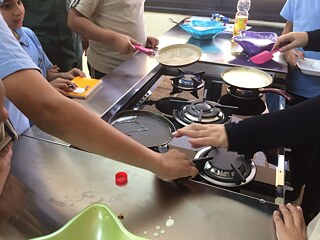 Pfannkuchenbacken in der AG