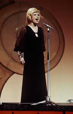 The Frenchwoman Severine wins the Grand Prix Eurovision de la Chanson 1971 in Dublin with the title "A Bench, a Tree and a Street".