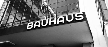 Bauhausloggan på en byggnad