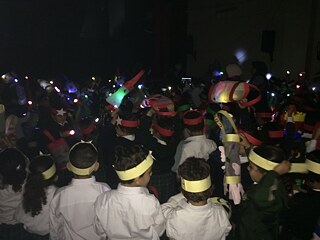 Die Laternen erleuchten in der Schulaula