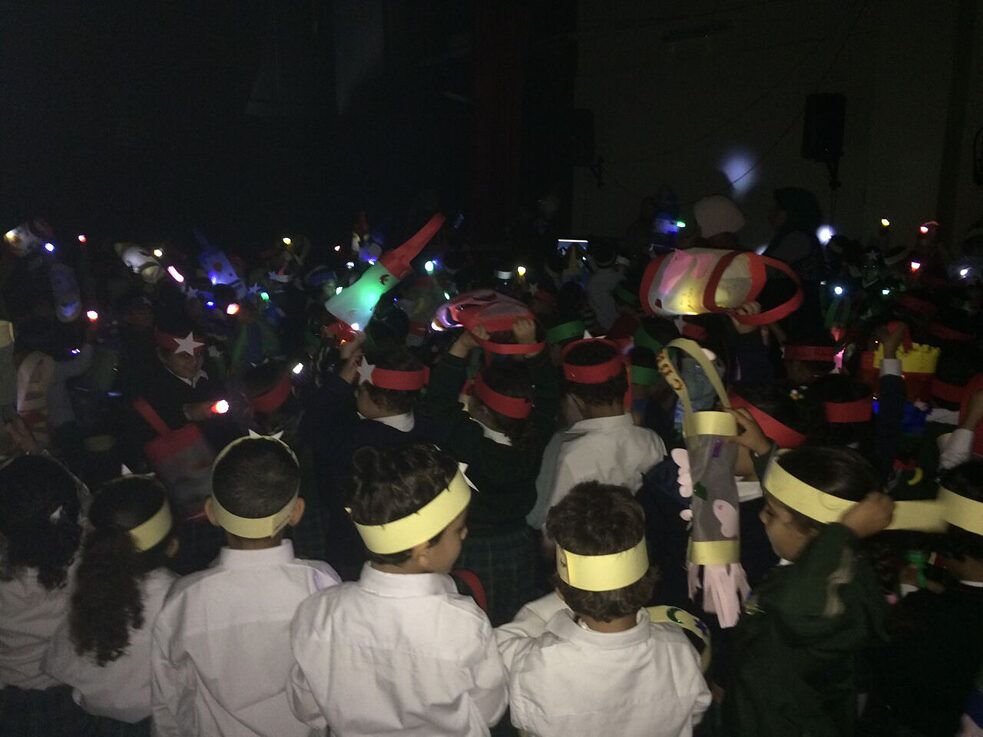 Die Laternen erleuchten in der Schulaula