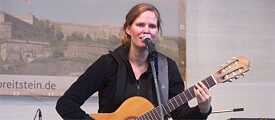 Frau mit Gitarre