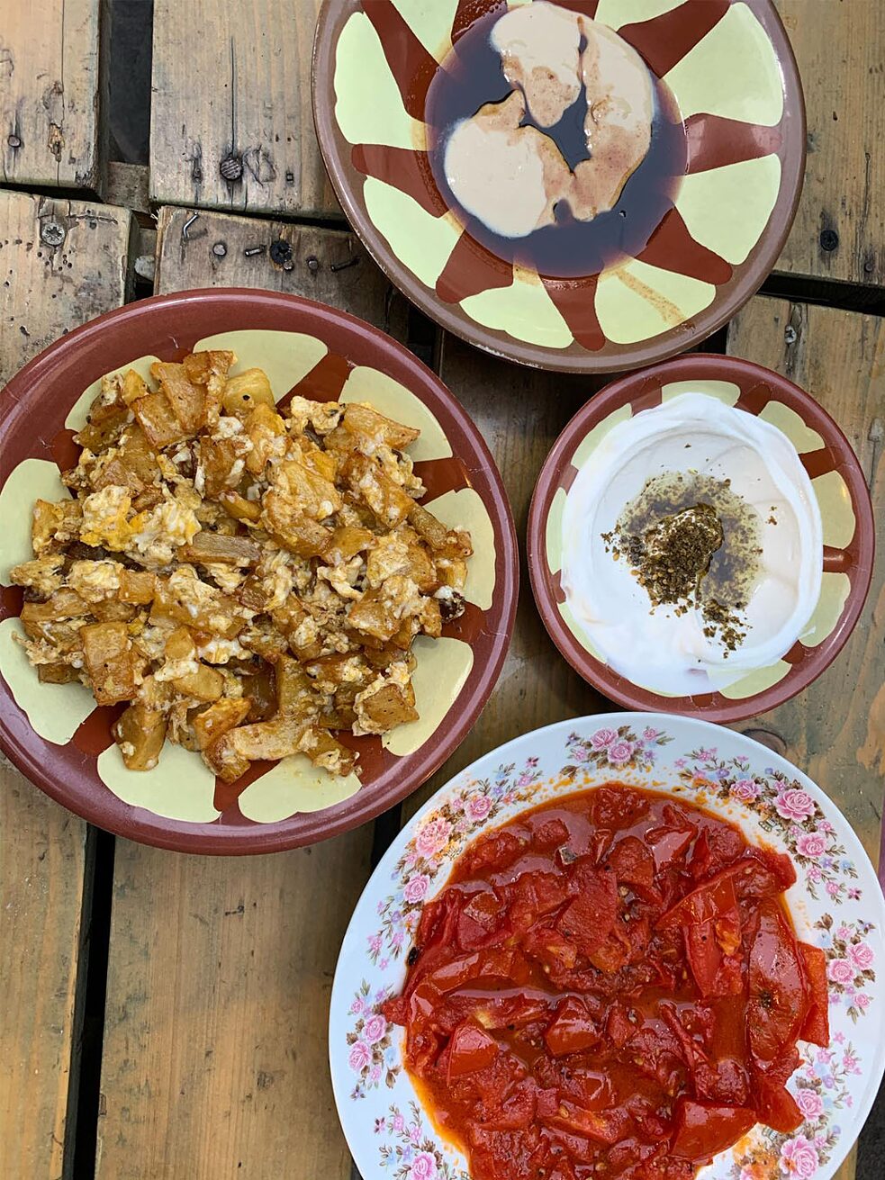 Lunch bei Ezwitti: Galajet Pandora, Mufarraka, Labaneh und Tahine mit Dibs Rumman (Sesamsoße mit Granatapfelsirup)